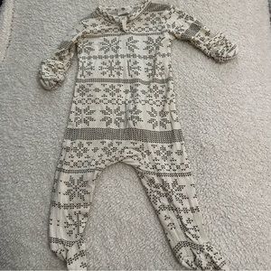EUC Kate Quinn Newborn Fennel Nordic Snowflake Footed Zipper Sleeper